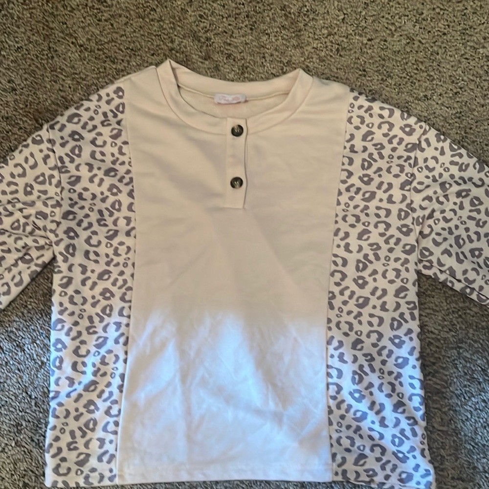 Pink lily long sleeve cheetah shirt size xs